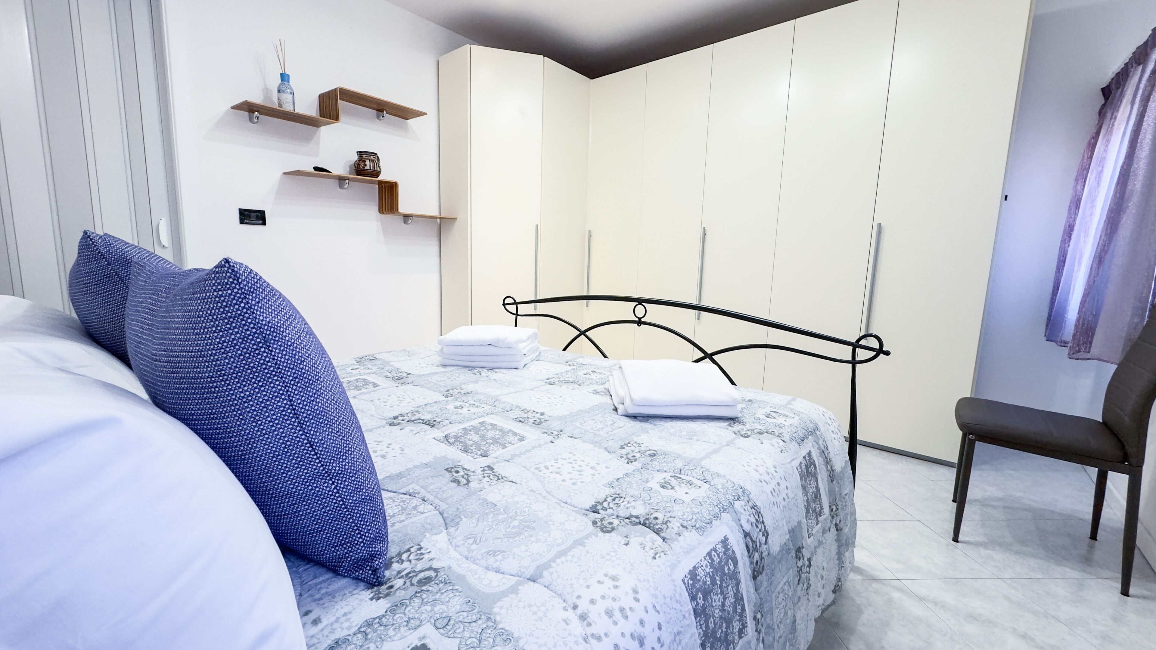 1 camera, ferro/asse da stiro, lenzuola