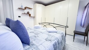 1 makuuhuone, silitysrauta/-lauta, vuodevaatteet