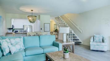 Sıra Ev, Birden Çok Yatak (2 C, Three Bedroom Townhome) | Oturma alanı | Televizyon, stereo