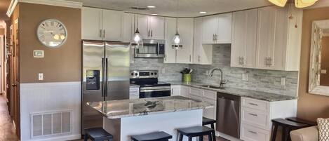 Condo, 1 King Bed (6 A, One Bedroom Condo) | Private kitchen