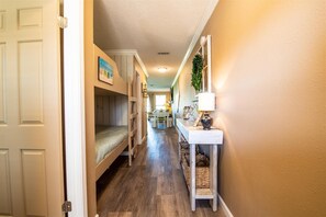 公寓客房, 1 張特大雙人床 (6 A, One Bedroom Condo) | 1 間臥室