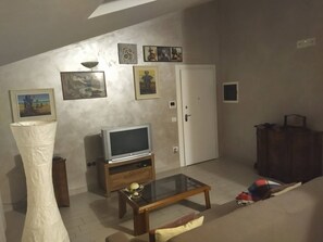 Shared Dormitory, 1 Bedroom, Garden View | Living room - Room-double Room Between Padua and Chiog (Brugine)