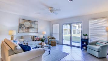 Casa, letti multipli (2B, Fore Shore!) | Area soggiorno | TV, impianto stereo