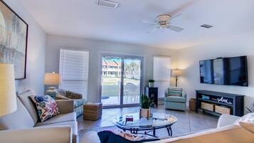 Casa, letti multipli (2B, Fore Shore!) | Area soggiorno | TV, impianto stereo