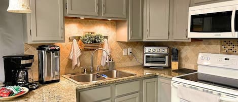 コンドミニアム キングベッド 1 台 (6 D, One Bedroom Condo) | 専用キッチン | オーブン