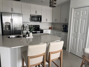 Refrigerador, microondas, horno, lavavajillas