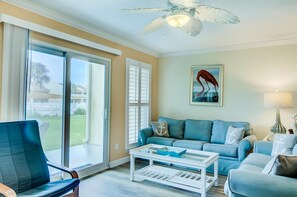 Condo, 1 cama King (7D, Sandy Toes) | Área de estar | TV, aparelho de som