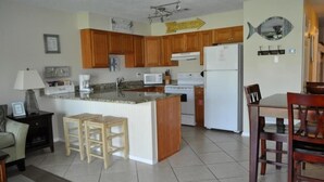 Kondominium, 1 Tempat Tidur King (9B, Hook, Line & Sunshine) | Dapur pribadi