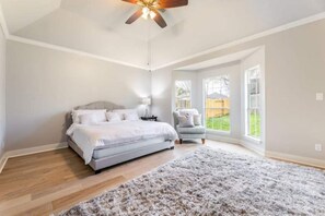 5 bedrooms, WiFi, bed sheets - Retreat, Relax and Unwind in t Home in Suburbia.Lots of natural light. (Richmond)