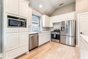 Fridge, microwave, oven, stovetop - Retreat, Relax and Unwind in t Home in Suburbia.Lots of natural light. (Richmond)