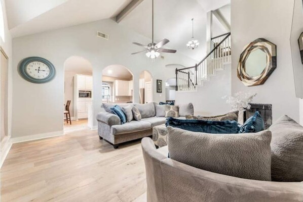 Smart TV, fireplace - Retreat, Relax and Unwind in t Home in Suburbia.Lots of natural light. (Richmond)