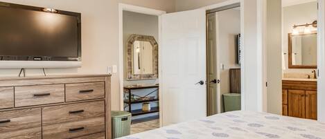 Condo, Multiple Beds (9 H Two Bedroom Condo) | 2 bedrooms