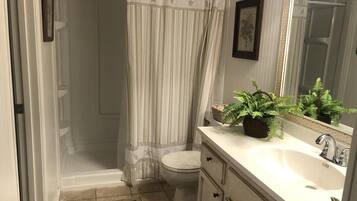 Condo, 1 King Bed (8 E Two Bedroom Condo) | Bathroom