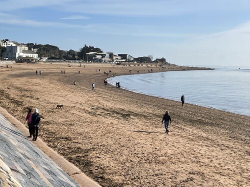 Ground floor 2 bedroom apartment with parking just 60 seconds to the seafront