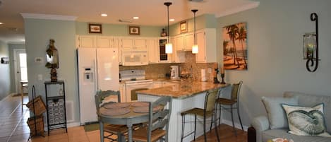 Condo, Multiple Beds (Emerald Escape) | Private kitchen