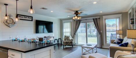 Apartamento, 1 cama de matrimonio grande (Settle on the Sand) | Zona de estar | Una televisión, un reproductor estéreo