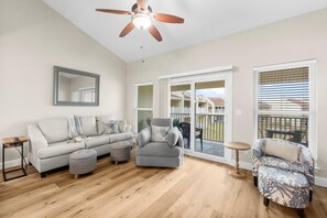 Apartment, Mehrere Betten (7E, Shell We Stay?) | Wohnbereich