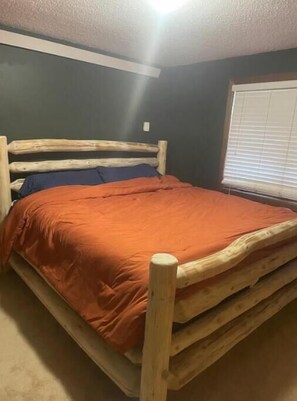 3 bedrooms, travel cot, free WiFi, bed sheets