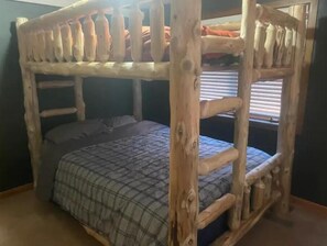 3 bedrooms, travel cot, free WiFi, bed sheets