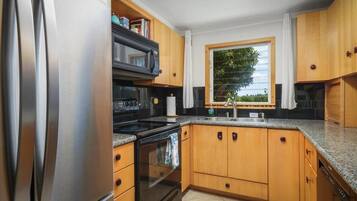 Condo, Multiple Beds (Keauhou Kona Surf & Racquet Club Town) | Private kitchen | Paper towels