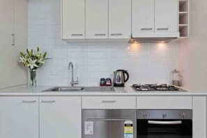 Fridge, microwave, oven, dishwasher - Urban Redefined - Centre of CBD (Brisbane City)