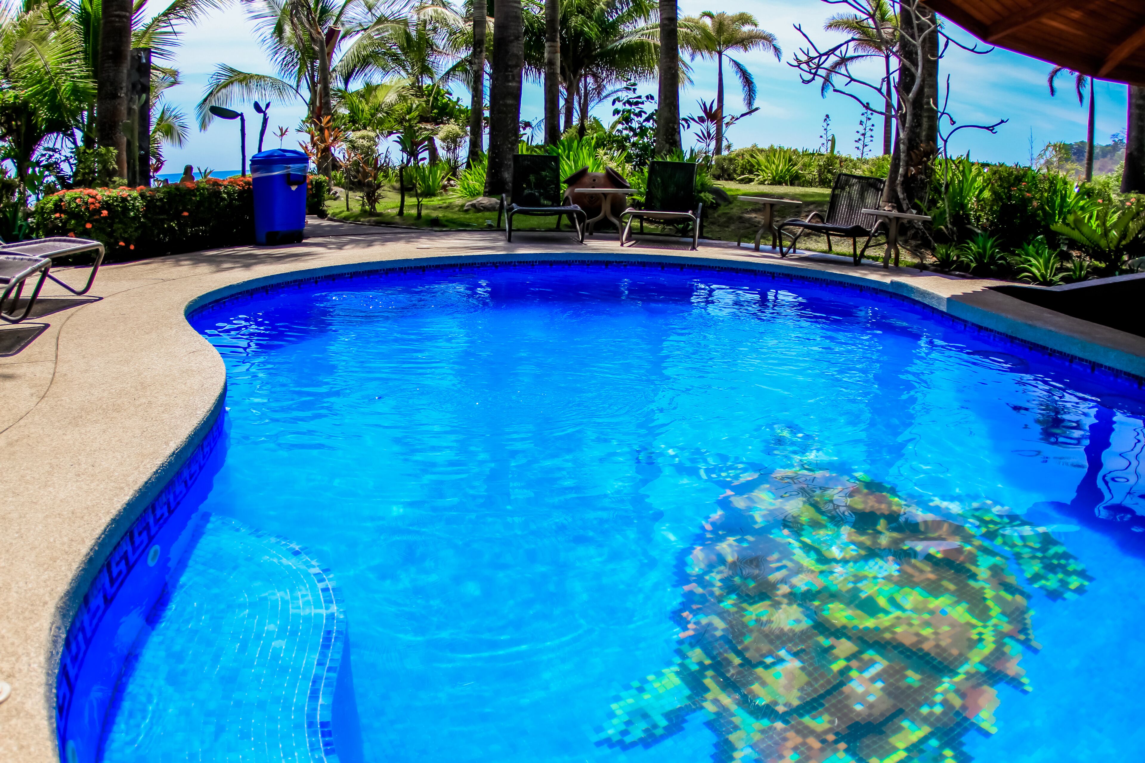 2 outdoor pools