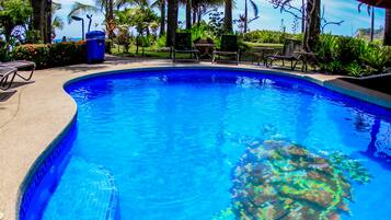 2 outdoor pools