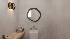 Dusj, hårføner, håndklær og såpe