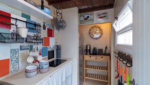 Kaffetrakter/tekoker, kjøleskap, vannkoker og brødrister