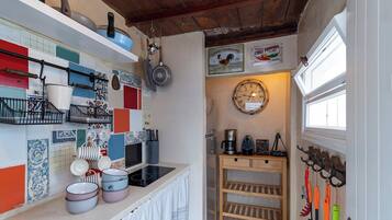 Refrigerador, cafetera y tetera, tetera eléctrica y tostadora