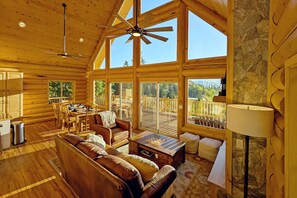 TV connectée, cheminée, table de tennis de table