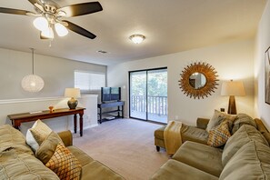 Living area - Located between Dripping Springs and Bee Cave - very private with amazing views (Dripping Springs)