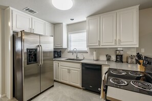 Private kitchen - Located between Dripping Springs and Bee Cave - very private with amazing views (Dripping Springs)