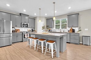 Kjøleskap, mikrobølgeovn, ovn og oppvaskmaskin