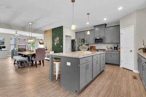 Réfrigérateur, micro-ondes, four, lave-vaisselle