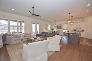 Smart TV, fireplace, books - SOUTHERN CHARM-Enchanting 5BR house in new Magnolia Cove development-Waterfront! (Dadeville)
