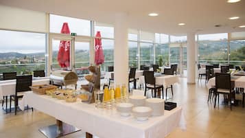 Desayuno continental gratuito y diario