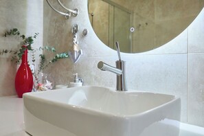 Unclassified image, 4 of 37, button