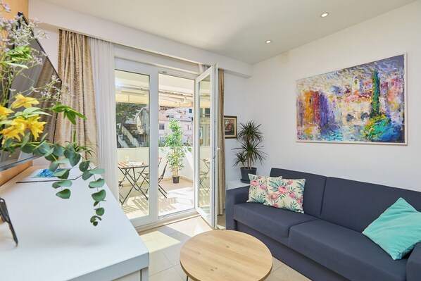 Unclassified image, 1 of 37, button