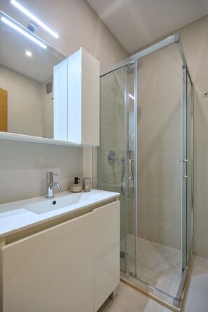 シャワー、ヘアドライヤー、タオル