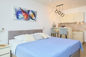 Unclassified image, 4 of 18, button