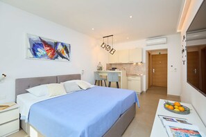 Iron/ironing board, free WiFi, bed sheets