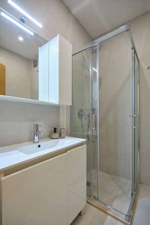 Unclassified image, 5 of 18, button