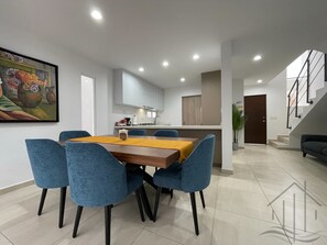 Standard-Haus, Küche, am Strand | Esszimmer