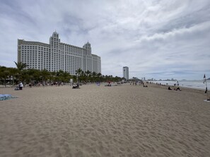 Una playa cerca, arena blanca, 3 bares en la playa
