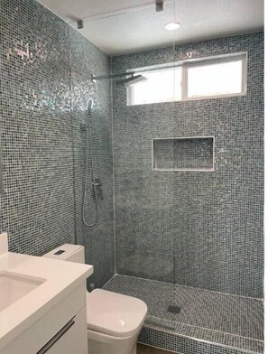 Secador de pelo, toallas, jabón, shampoo