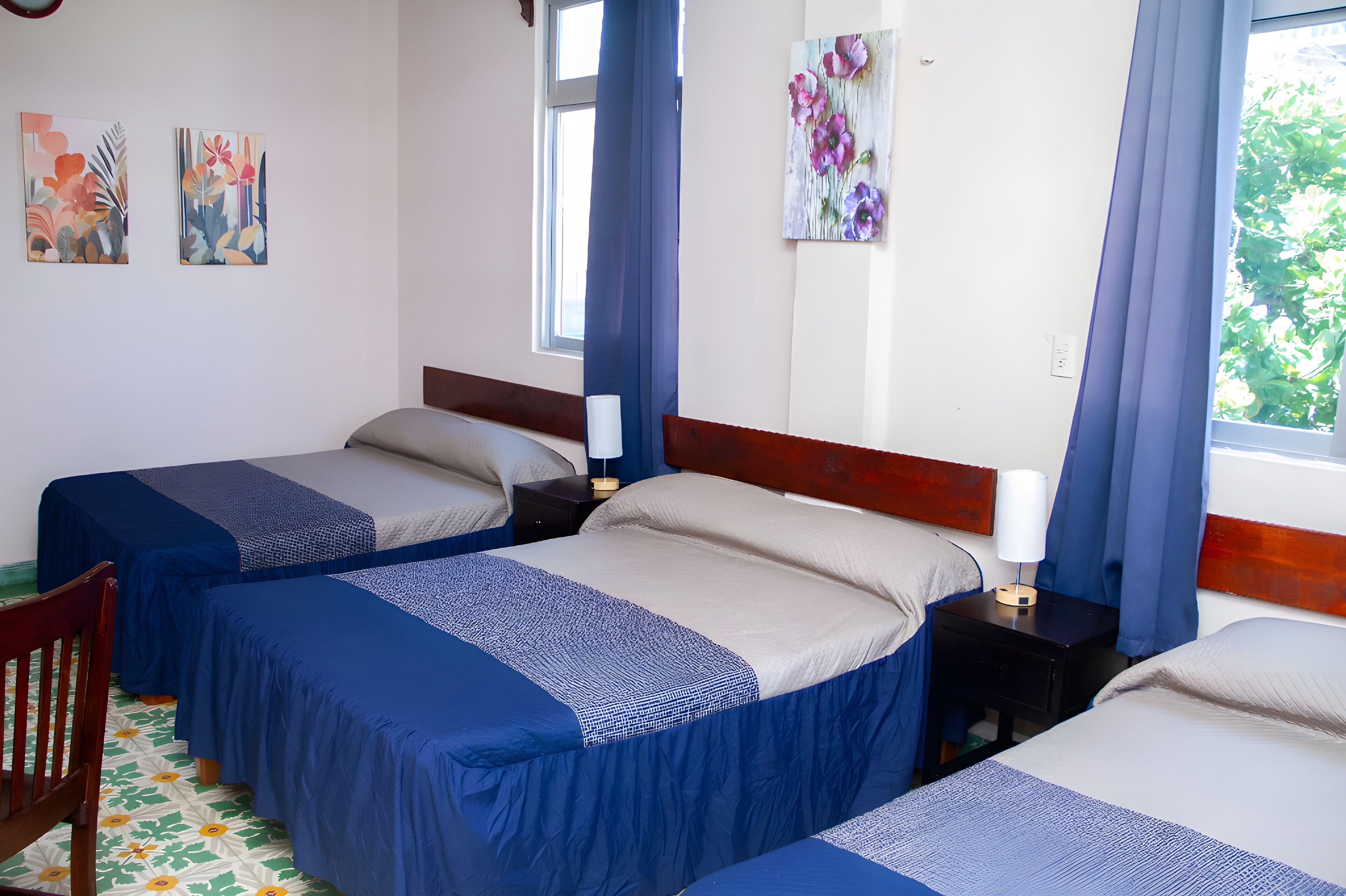 Habitación triple tradicional, varias camas, baño privado, vista a la ciudad | Ropa de cama de alta calidad, edredón y camas con pillow-top 