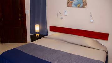 Habitación superior, 1 cama King size, baño privado, vista al río | 1 habitación, ropa de cama de alta calidad y edredón