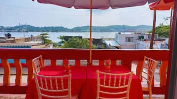 Se sirven desayunos, comidas, cenas y cocina mexicana