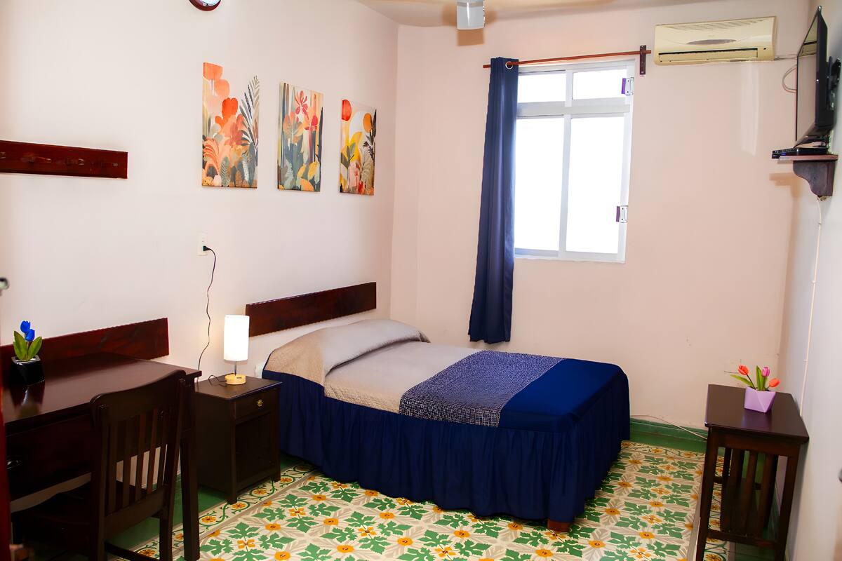 Basic-Zimmer, eigenes Bad, Stadtblick